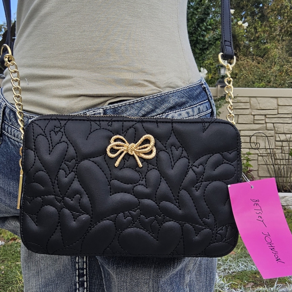 NWT BLACK QUILTED HEART BETSEY JOHNSON DOUBLE ZIP CROSSBODY w/BOW